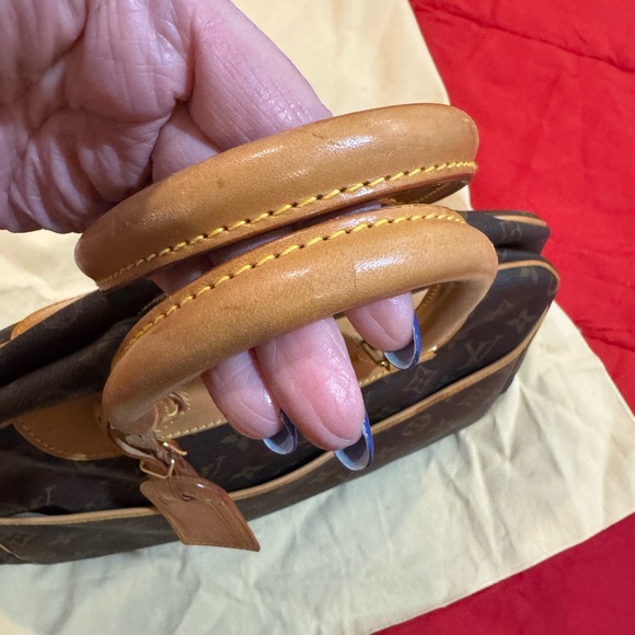 Preloved beautiful condition Louis Vuitton DeauvilleBag - Picture 11 of 16